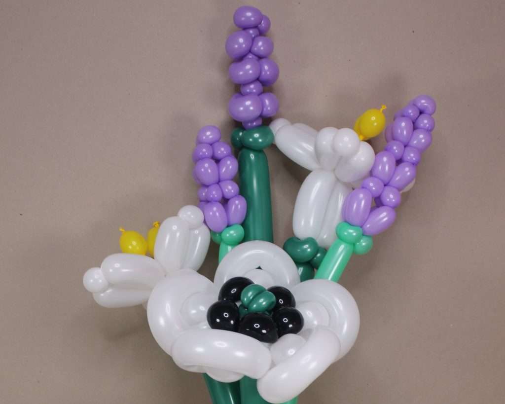 Ramo de flores con globoflexia | Cursos Pasa la risa