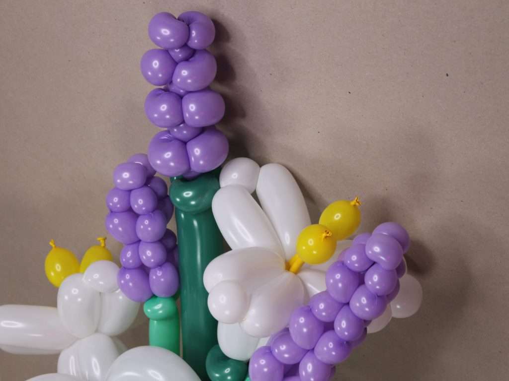 Ramo de flores con globoflexia | Cursos Pasa la risa