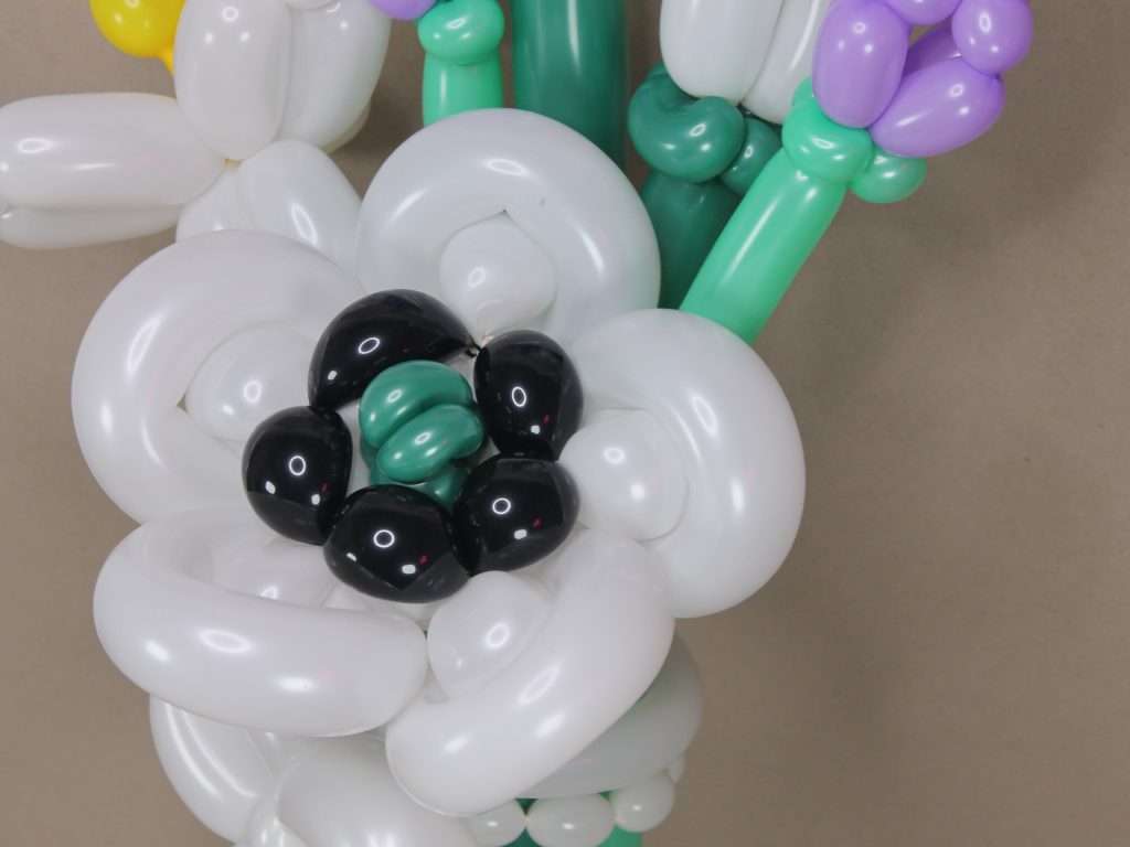 Ramo de flores con globoflexia | Cursos Pasa la risa